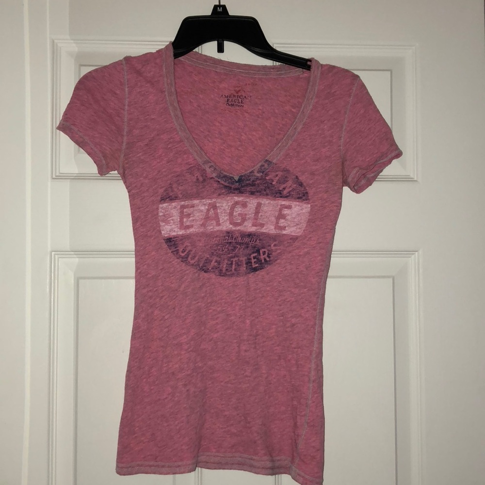 American Eagle V neck tee